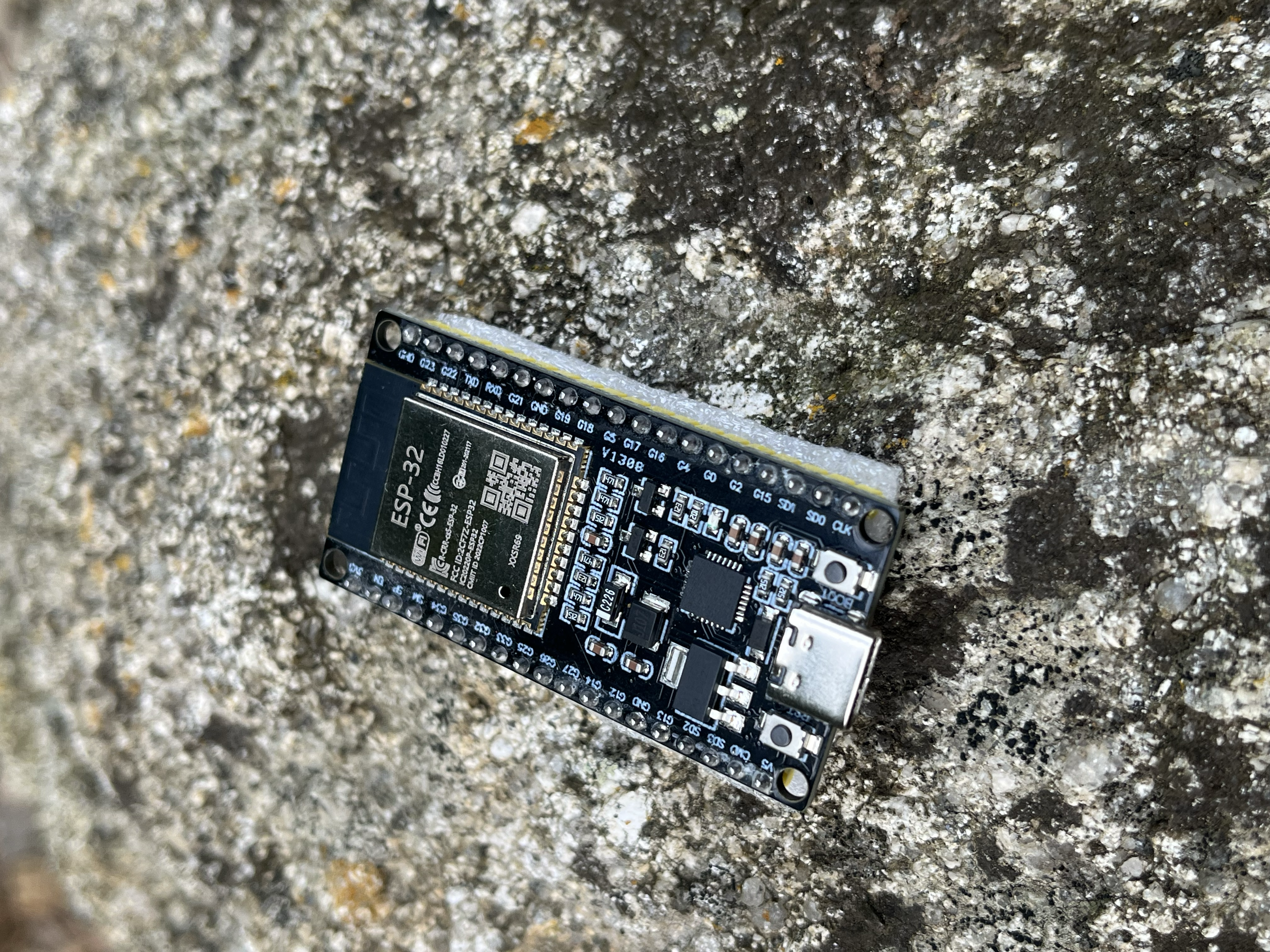 ESP32 DevKit - detailní záběr