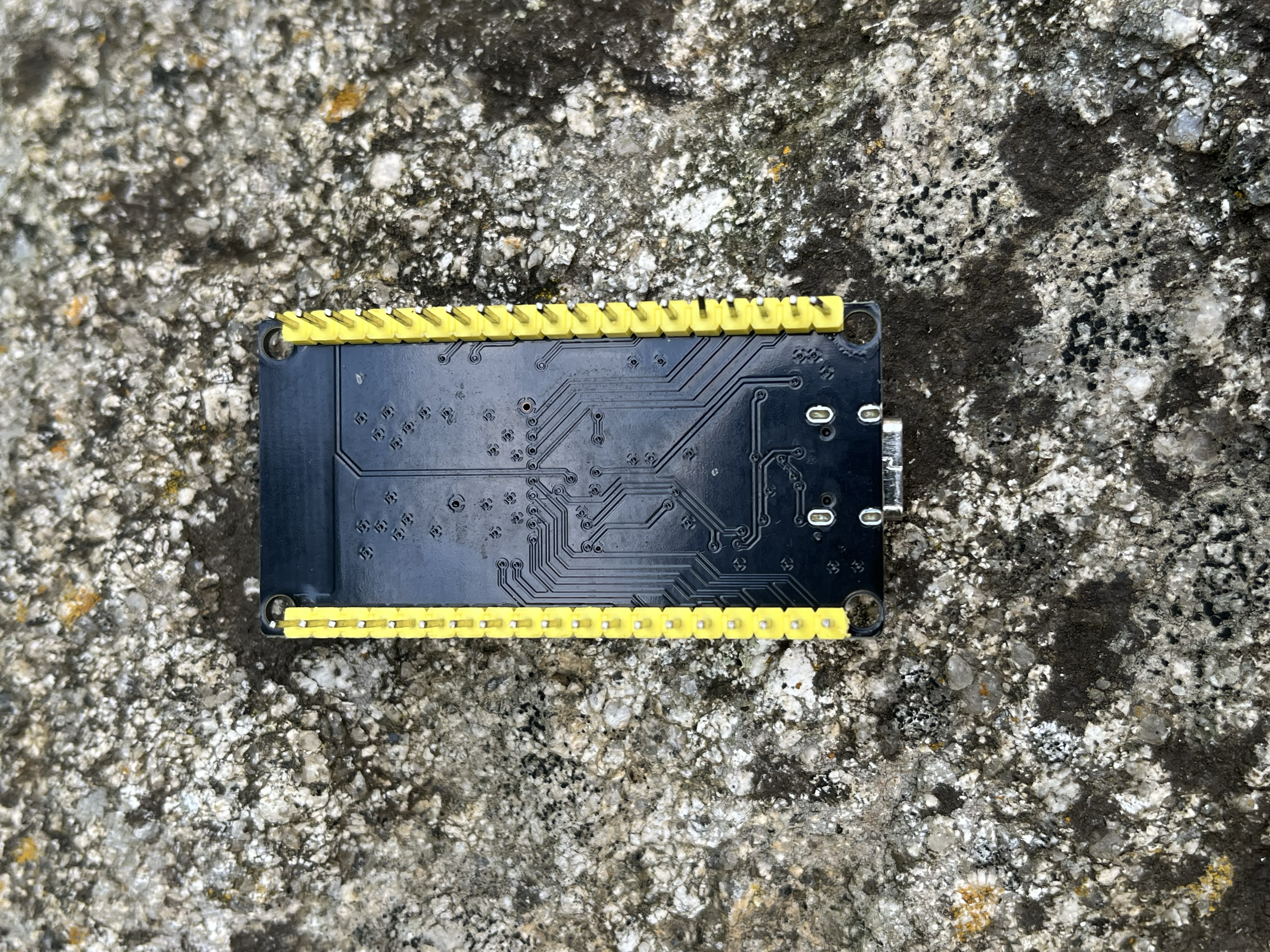 ESP32 DevKit - zadní strana PCB