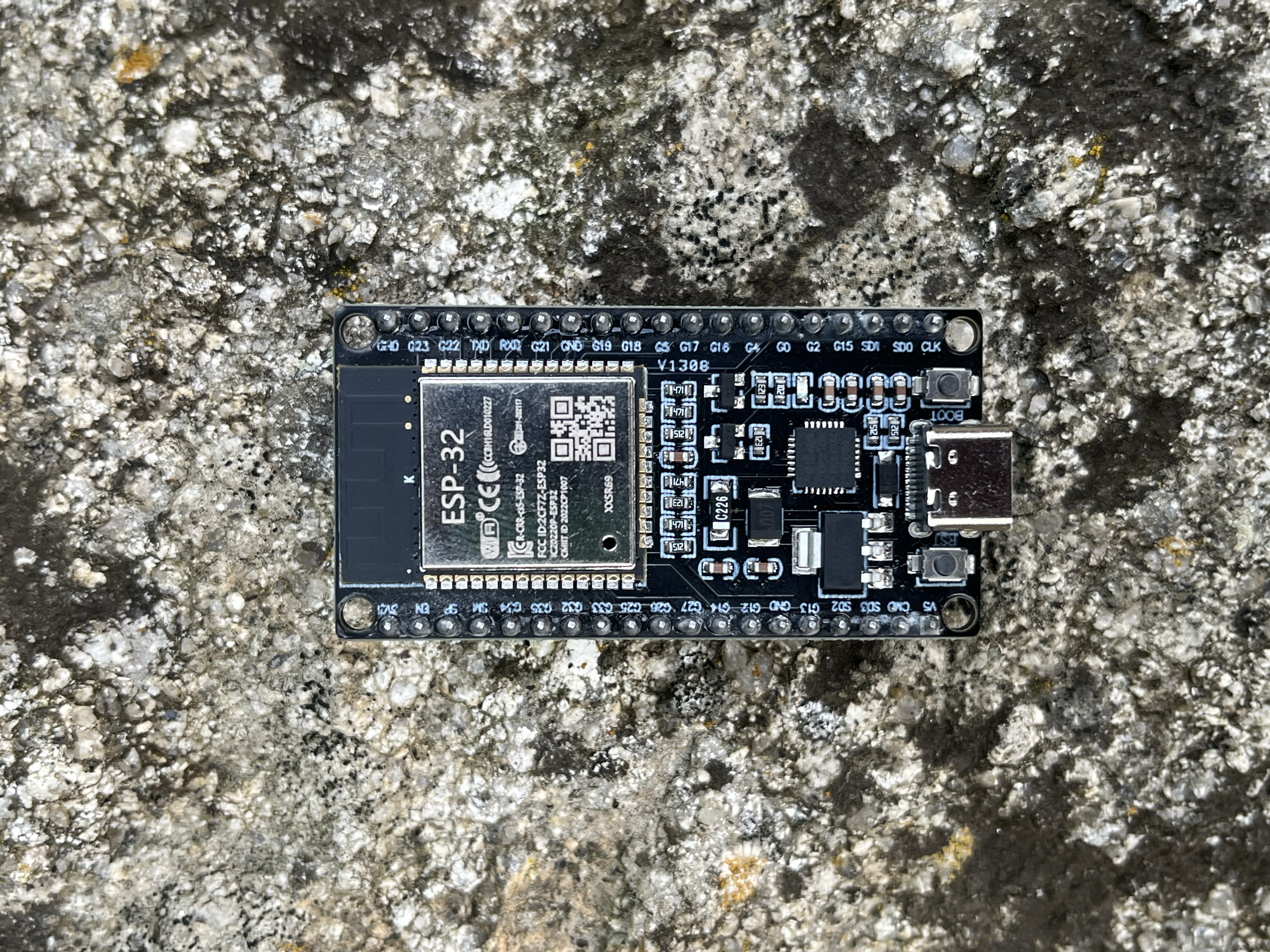 ESP32 DevKit - pohled shora